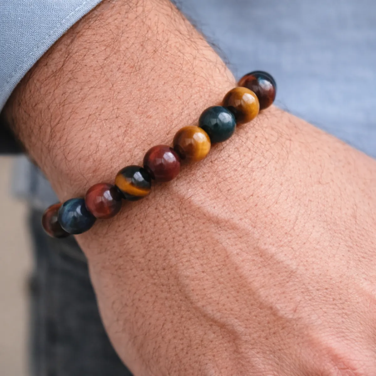Bracelet œil multiple porté sur poignet homme