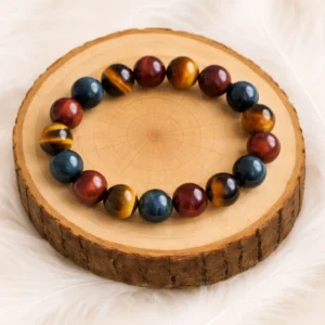 Bracelet œil multiple en pierres naturelles posé sur rondin en bois