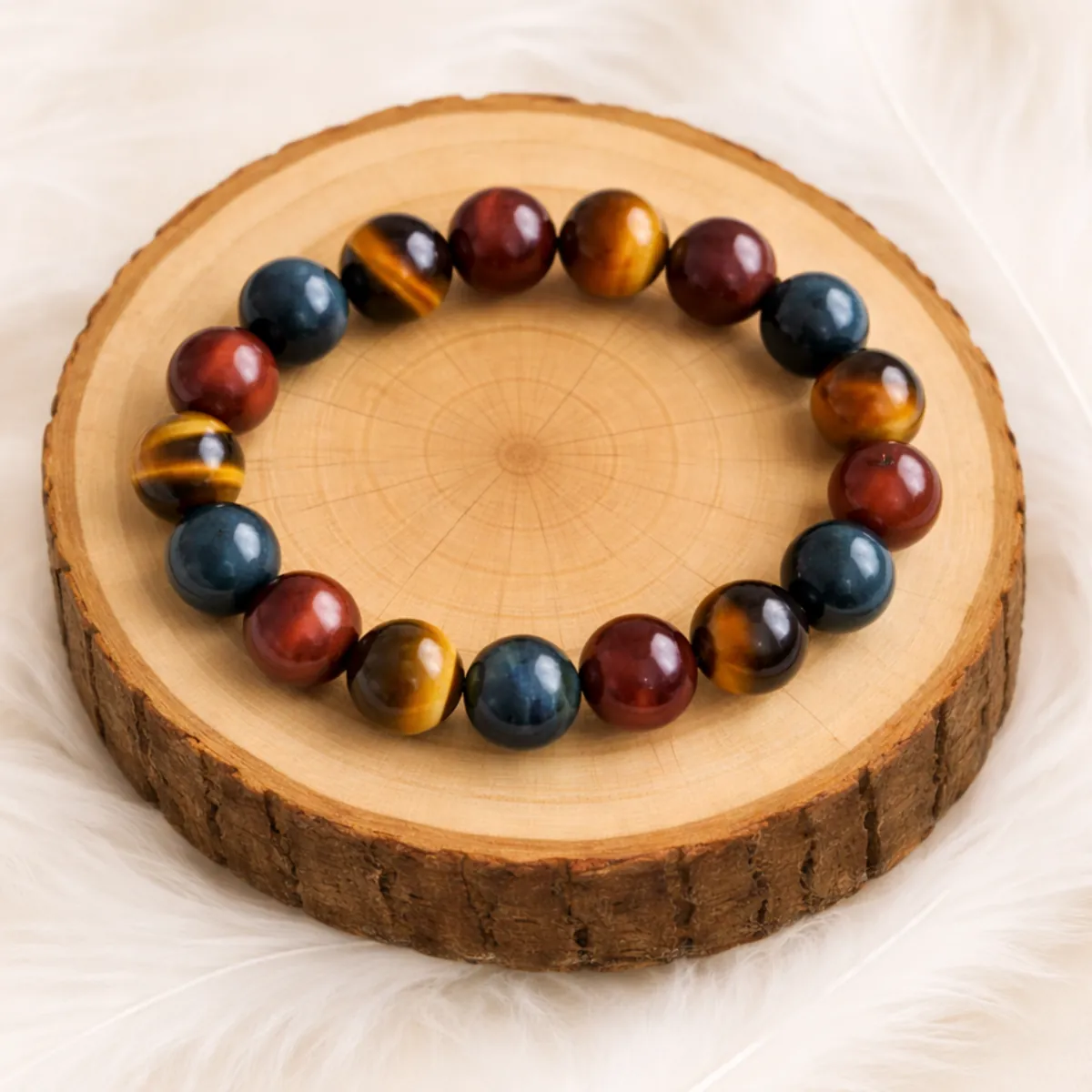 Bracelet œil multiple en pierres naturelles posé sur rondin en bois