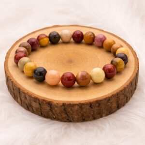 Bracelet Jaspe Mokaïte 8mm multicolore présenté sur rondin en bois