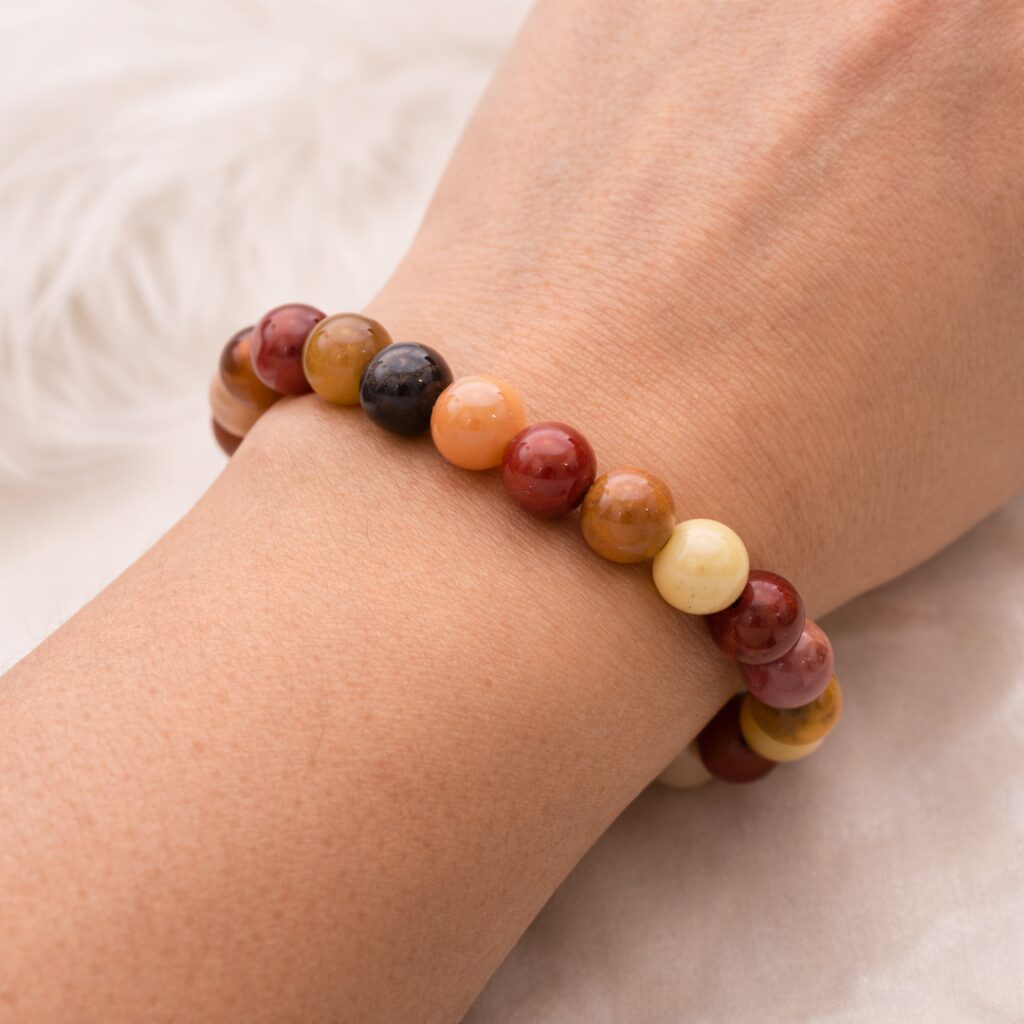 Bracelet Jaspe Mokaïte 8mm multicolore porté au poignet femme