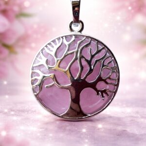Pendentif arbre de vie en quartz rose naturel sur fond rose doux