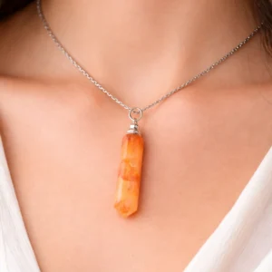 Pendentif pierre de soleil en pointe porté autour du cou sur chaîne