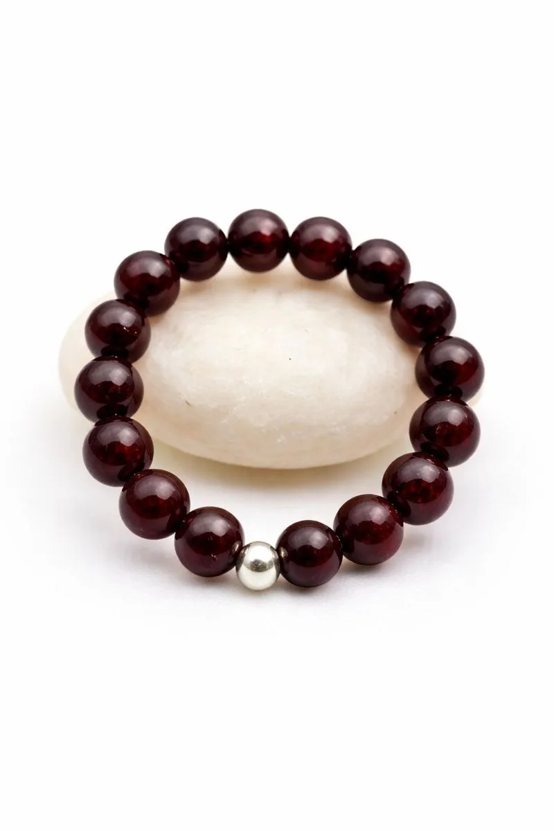 Bague élastique en perles de grenat avec perle argentée