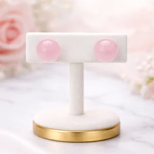 Boucles d’oreilles clous en quartz rose sur support, photo produit