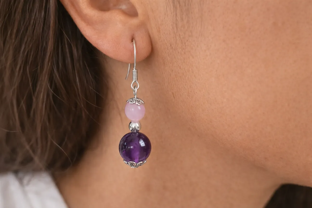 Boucles Améthyste Quartz Rose en argent portées à l’oreille