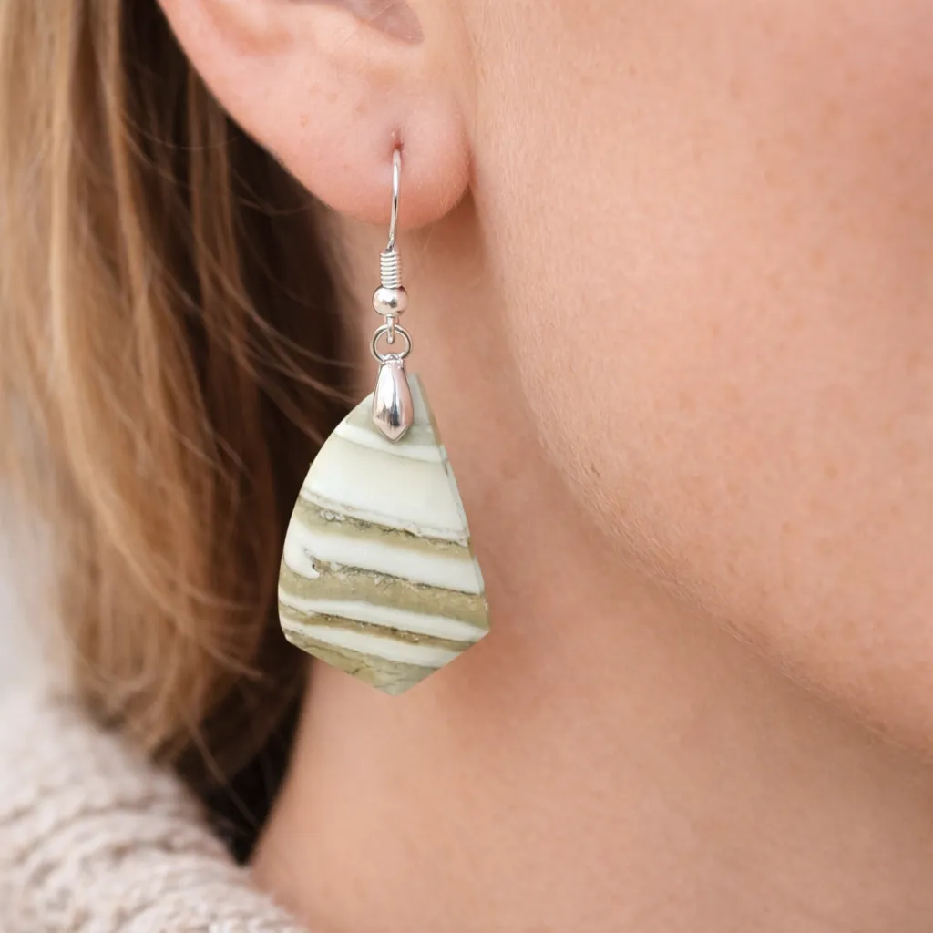 Boucles d’oreilles en serpentine verte et blanche portées à l’oreille avec crochet argent