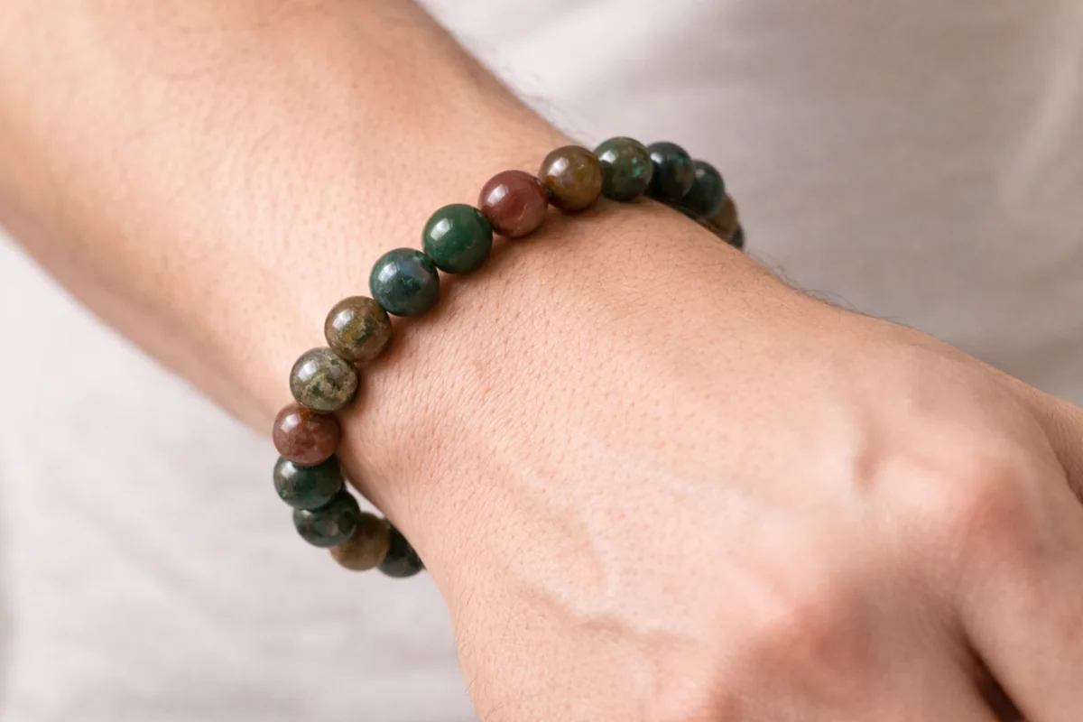 Bracelet agate indienne naturelle porté au poignet homme