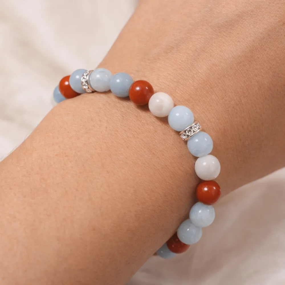 Bracelet aigue-marine jaspe rouge et pierre de lune porté au poignet femme ou homme