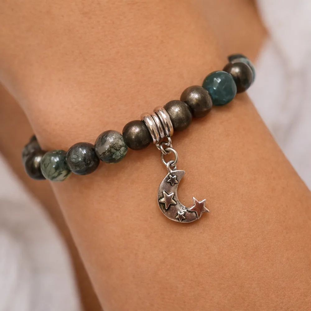 Bracelet chance agate mousse et pyrite porté au poignet avec pendentif lune