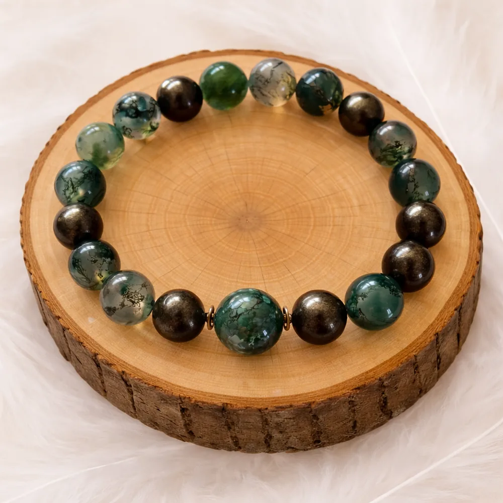 Bracelet en pierres naturelles agate mousse et pyrite présenté sur rondin en bois