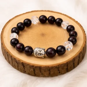 Bracelet en grenat et cristal de roche avec perles 8 mm et perle Bouddha posé sur rondin en bois
