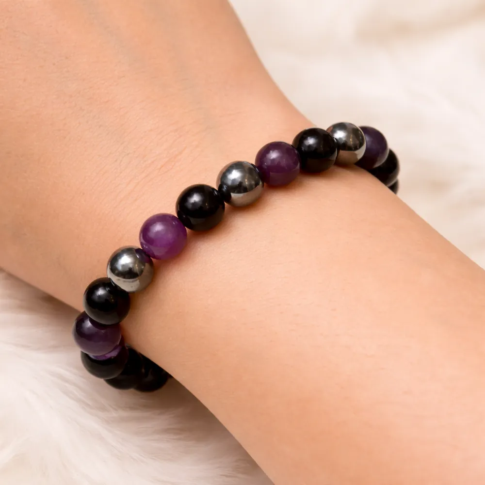 Bracelet insomnie en améthyste, hématite et tourmaline porté au poignet