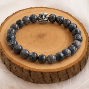 Bracelet Jaspe Picasso courage en pierres naturelles présenté sur rondin en bois