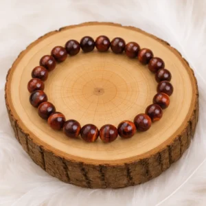 Bracelet œil de taureau en pierre naturelle présenté sur un rondin en bois