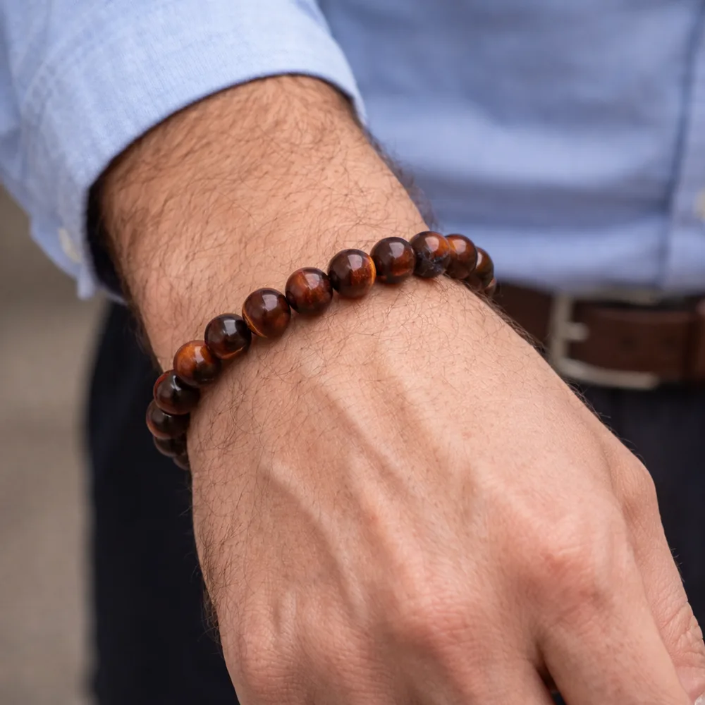 Bracelet œil de taureau homme porté au poignet, pierre naturelle protectrice