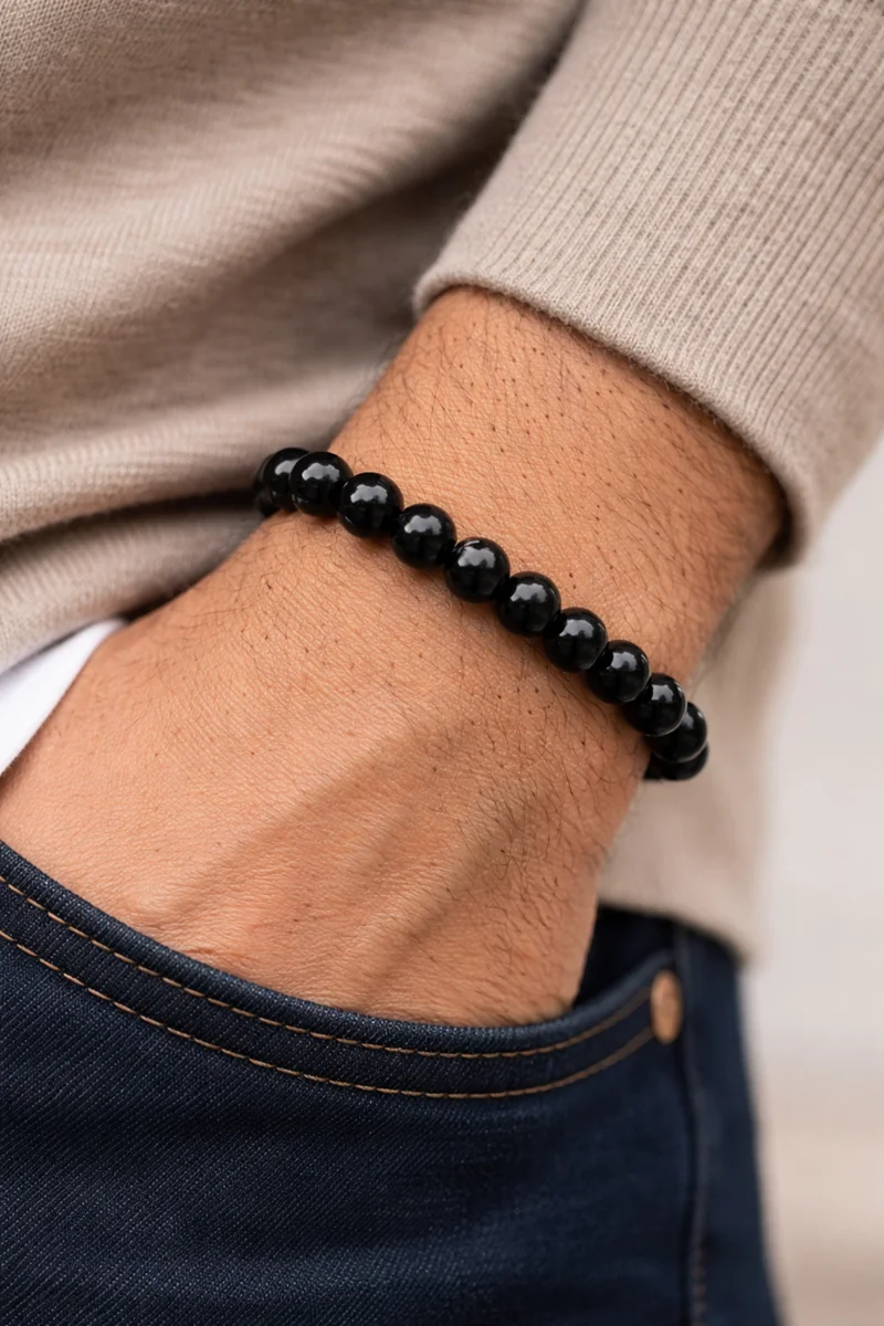 Bracelet en onyx noir porté au poignet homme