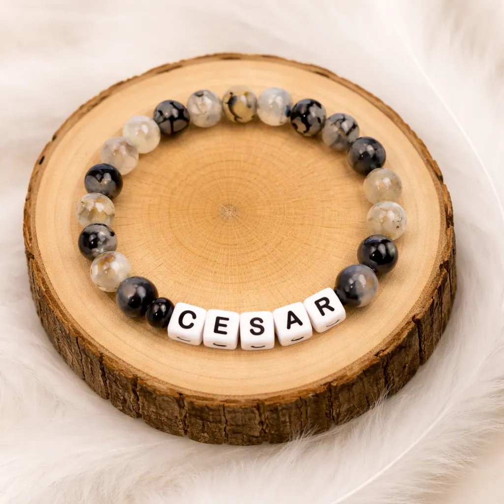 Bracelet prénom enfant CESAR en perles d’agate naturelle sur rondin
