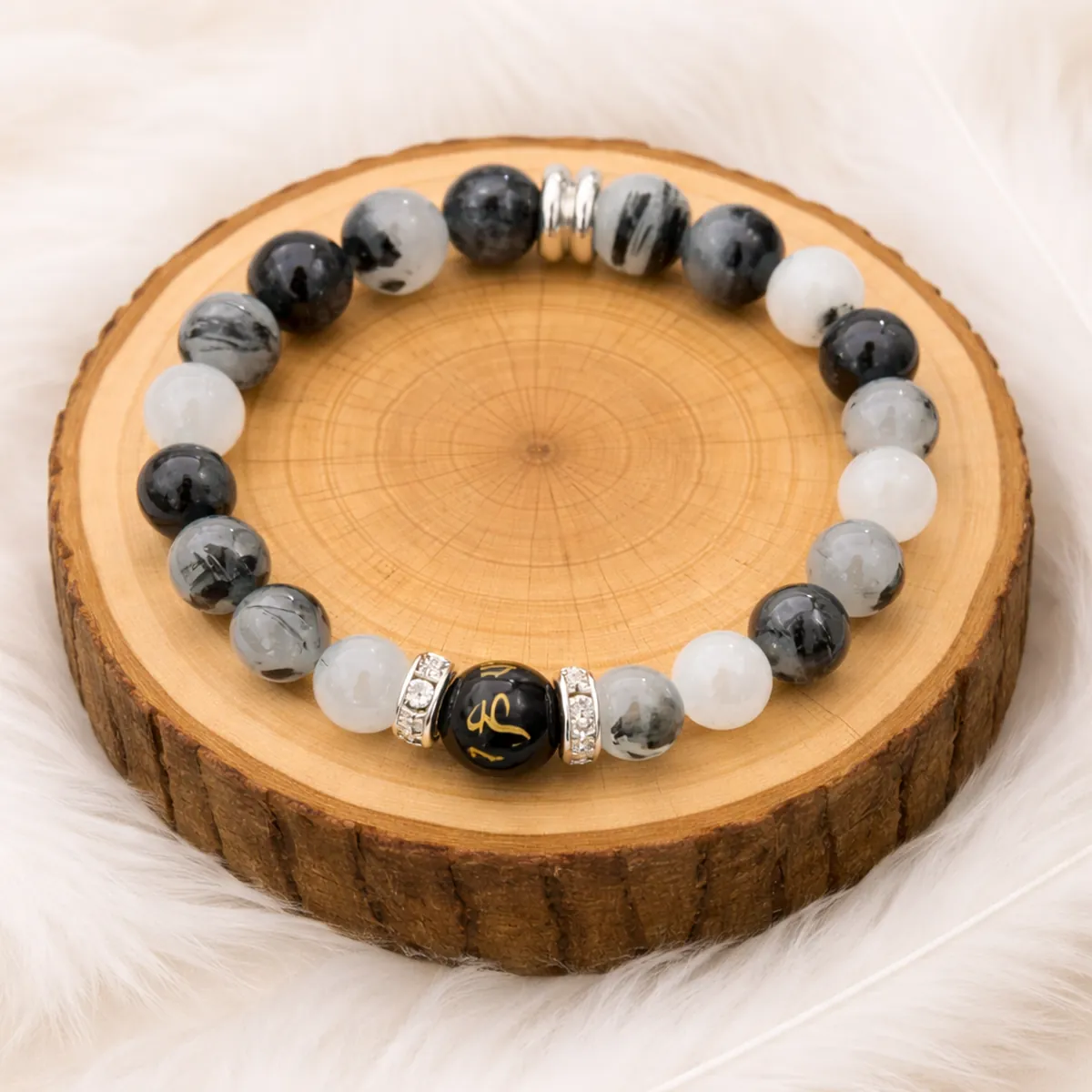 Bracelet Quartz Tourmaline Agate 8 mm qualité AA posé sur rondin en bois