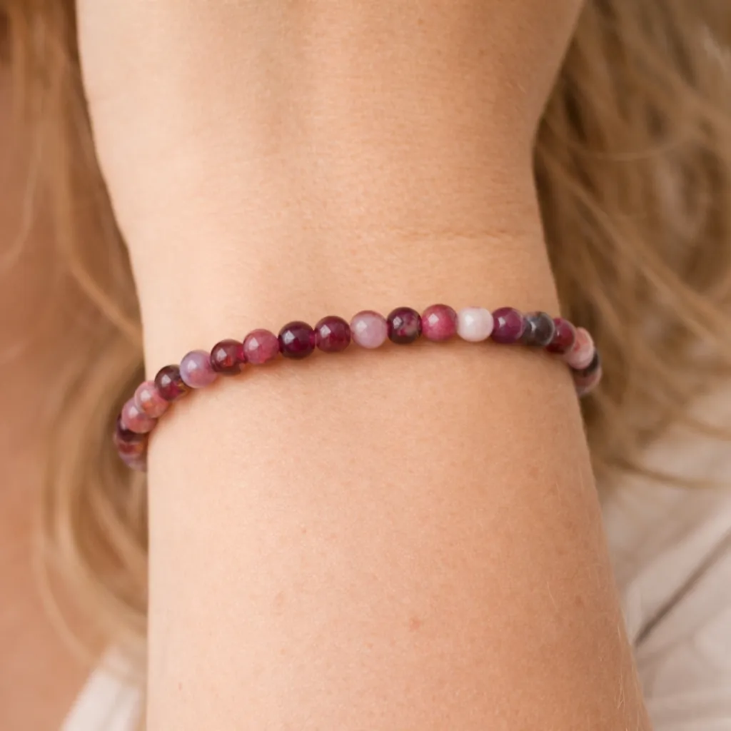 Bracelet en tourmaline rose sur quartz porté au poignet, bijou lithothérapie favorisant l’amour et l’apaisement émotionnel