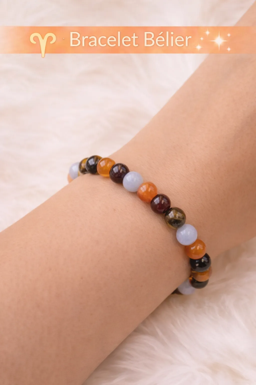 Bracelet Bélier en pierres naturelles porté au poignet : cornaline, grenat, œil de tigre et calcédoine, tons orange pastel.