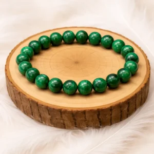 Bracelet malachite en pierre naturelle posé sur un rondin en bois