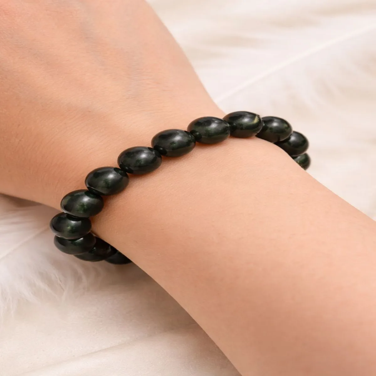 Bracelet en tourmaline œil de chat porté au poignet, perles polies naturelles