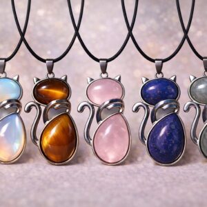 Collection de pendentifs chat en pierre naturelle : opalite, œil de tigre, quartz rose, lapis lazuli et labradorite