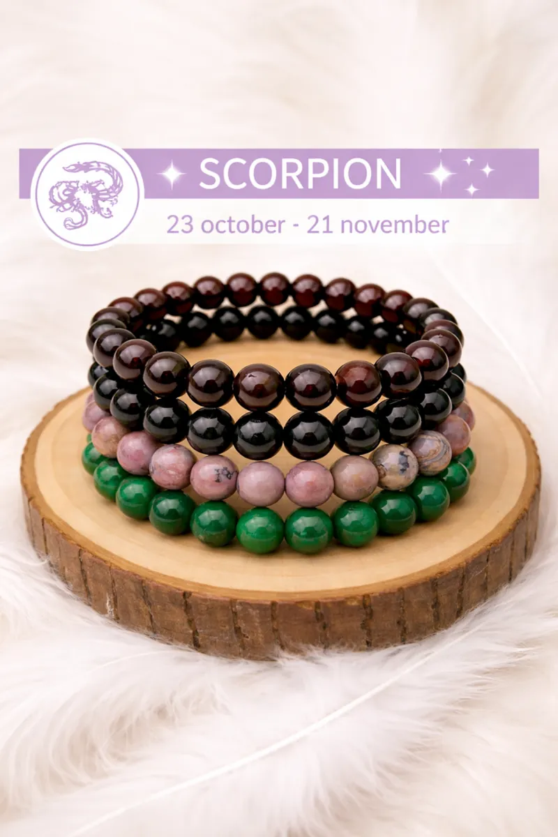 Collection Scorpion composée de quatre bracelets en grenat, obsidienne noire, rhodonite et malachite posés sur un rondin en bois