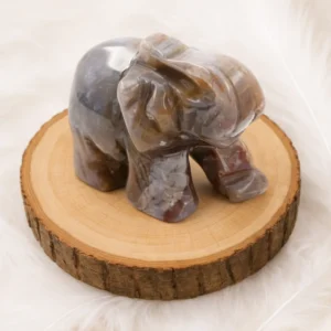 Éléphant en agate indienne naturelle posé sur un rondin en bois, pierre de protection et d’équilibre