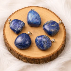 Pendentifs Lapis-Lazuli roulés naturels présentés sur rondin en bois