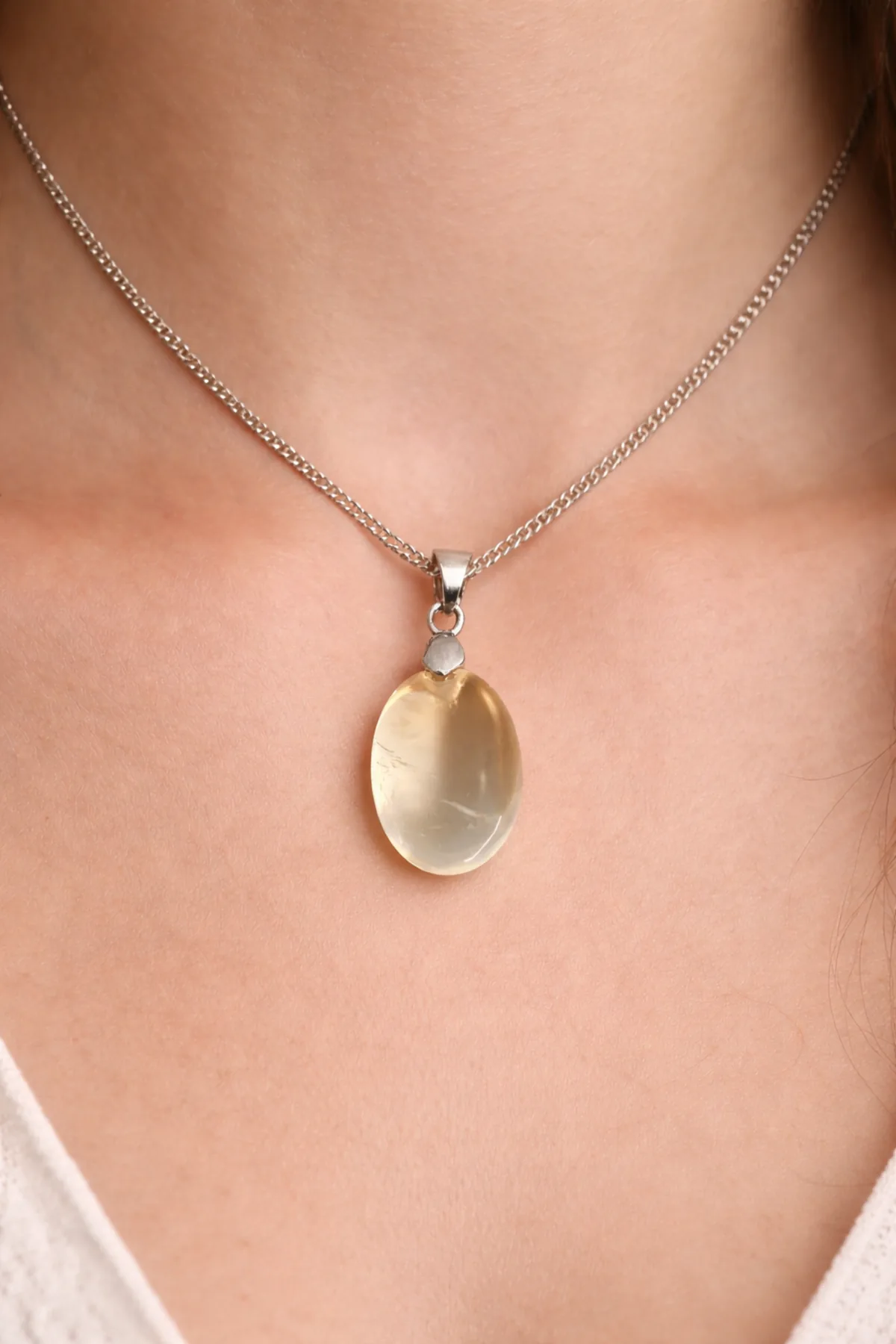 Pendentif citrine naturelle non chauffée porté sur collier en argent