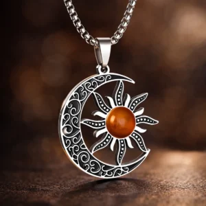 Pendentif lune soleil en cornaline naturelle avec chaîne en acier inoxydable sur fond chaleureux