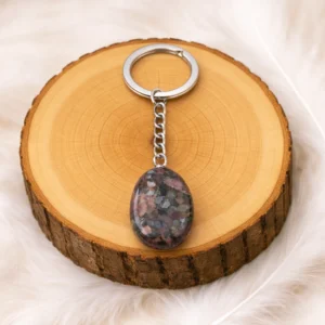 Porte-clés en Libérite naturelle présenté sur un rondin en bois