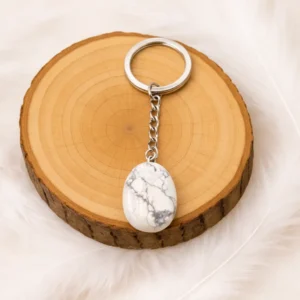 Porte-clés howlite sur rondin en bois, fond clair