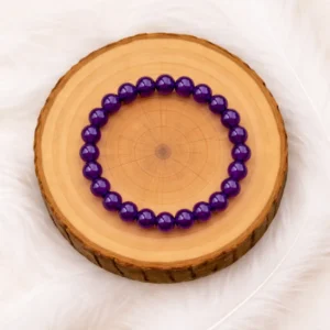 bracelet améthyste pierres naturelles perles violettes sur rondin bois