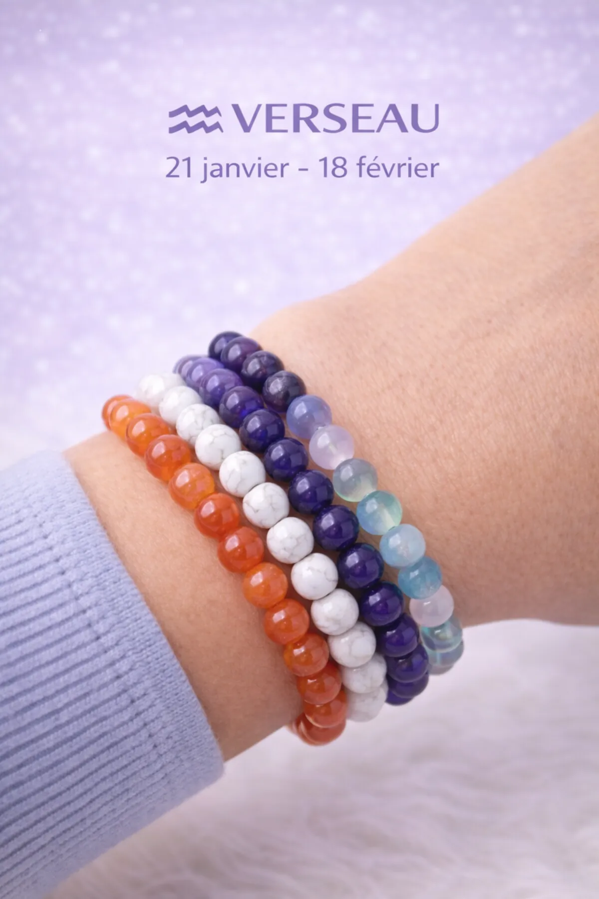 Collection Bracelets Verseau en fluorine, améthyste, howlite et cornaline portés au poignet avec fond violet astrologique.