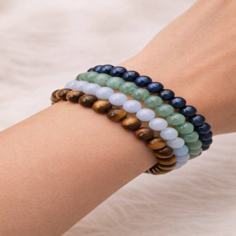 Bracelets Gémeaux en Lapis-Lazuli, Aventurine verte, Calcédoine et Œil de tigre portés au poignet