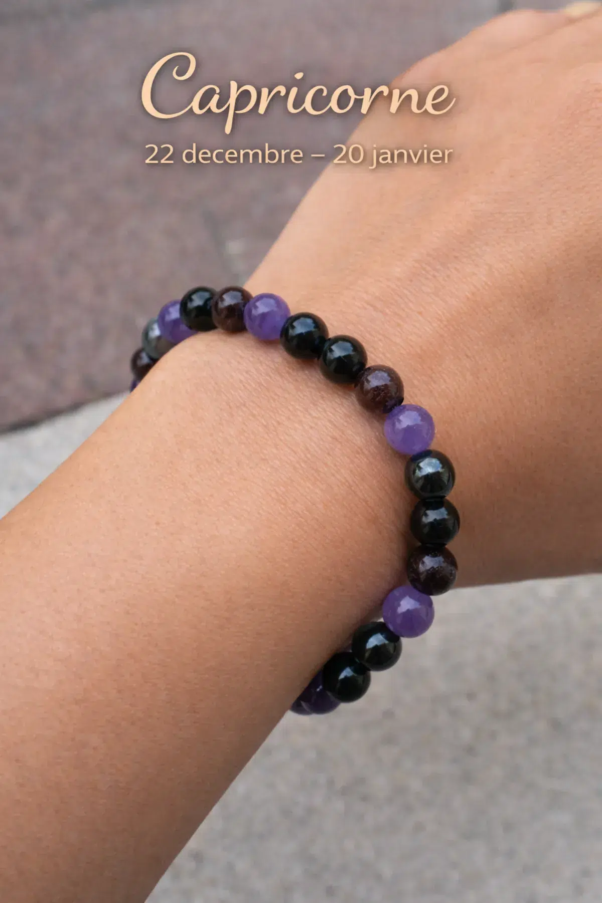 bracelet capricorne pierres naturelles porté au poignet onyx hématite améthyste grenat