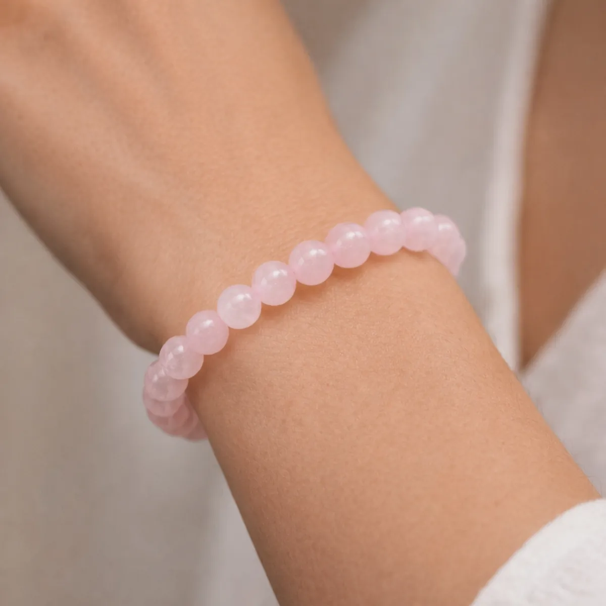 bracelet quartz rose porté au poignet en pierres naturelles