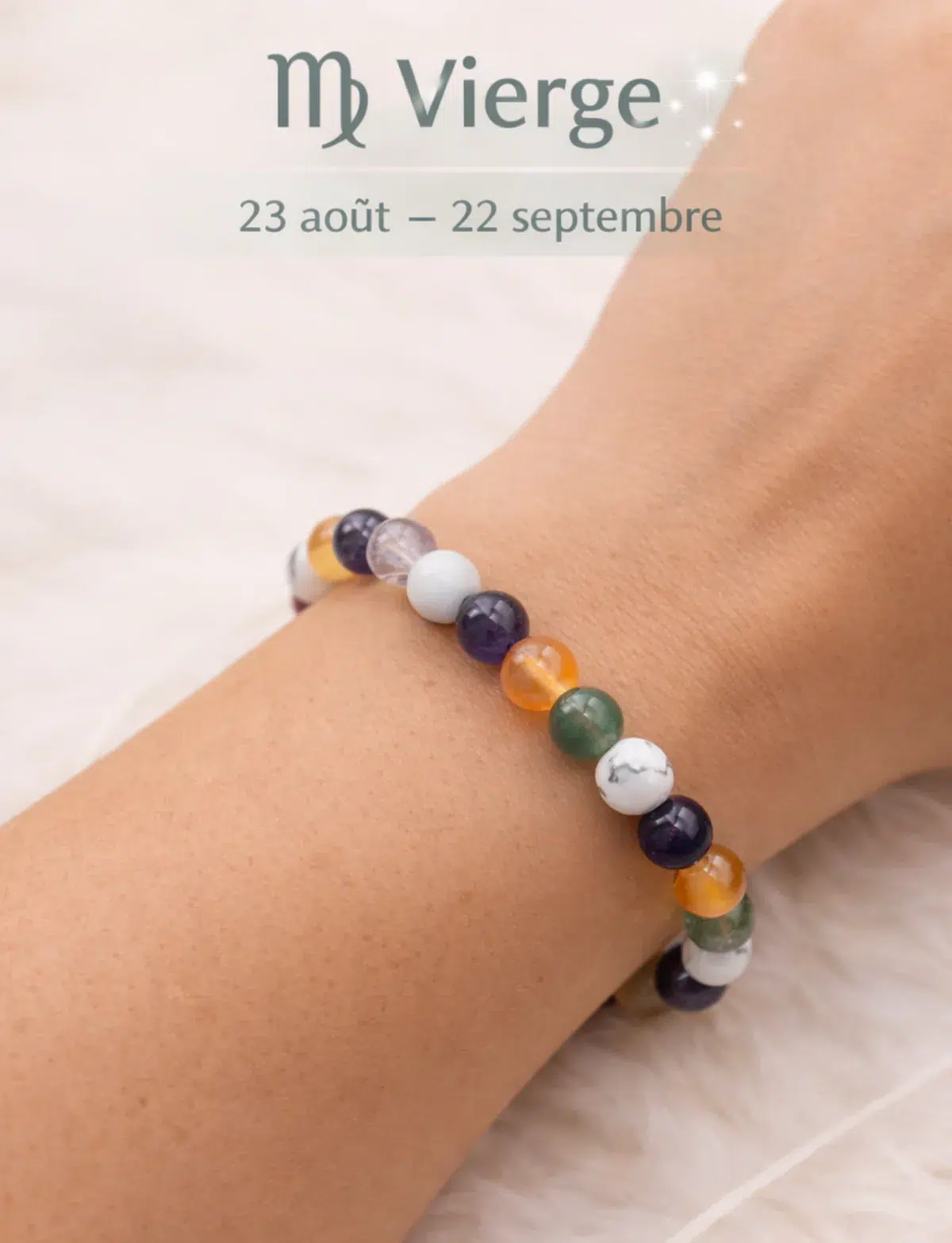Bracelet astrologique Vierge en pierres naturelles porté au poignet, avec “Vierge” et dates 23 août – 22 septembre en haut.