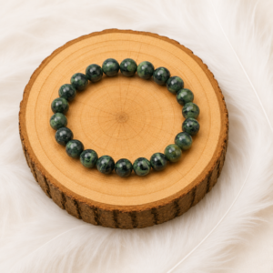 Bracelet Jaspe Kambaba en perles vertes présenté sur un rondin en bois