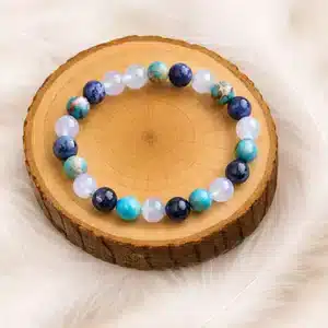 Bracelet en pierres naturelles bleu et turquoise sur rondin en bois