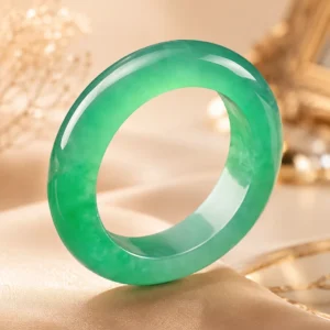Bague Jade verte en pierre naturelle sur fond lumineux et raffiné