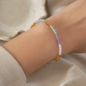 bracelet amour de soi en pierres naturelles porté au poignet