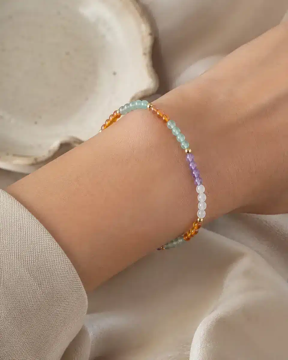 bracelet amour de soi en pierres naturelles porté au poignet