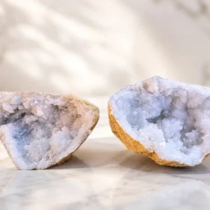 Deux morceaux de géode en cristal de roche blanc sur fond clair