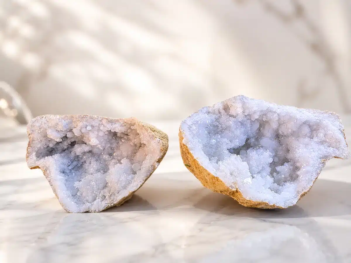 Deux morceaux de géode en cristal de roche blanc sur fond clair