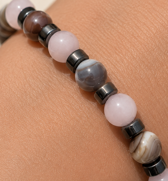 Bracelet émotions en Agate Botswana, Hématite et Quartz rose porté au poignet