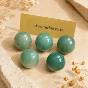 Pierres roulées en aventurine verte sur fond clair avec fleurs séchées